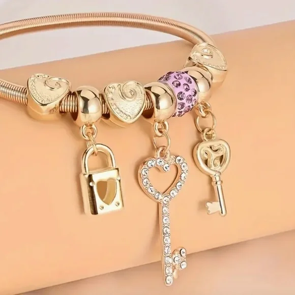 Golden Bracelet, Key Lock And Heart-Shaped Faux Diamond Pendant - Picture 2 of 6
